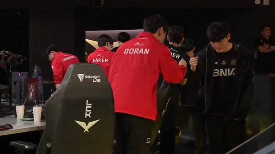 开云体育注册平台Uzi迎来七赛季出色发挥，G2观众热烈欢呼！全场沸腾不已(uzi2v2)